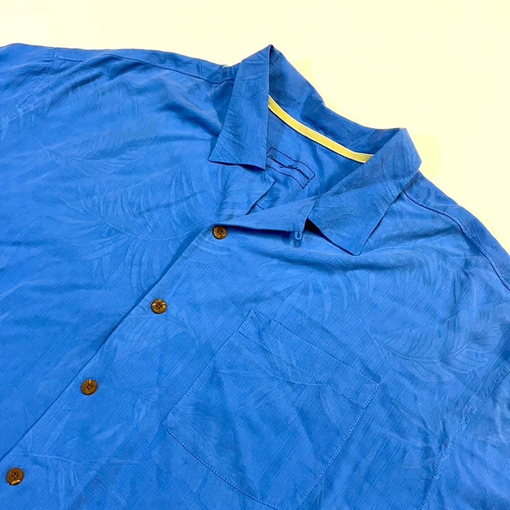 Tommy Bahama mens 2XLT blue floral Hawaiian shirt